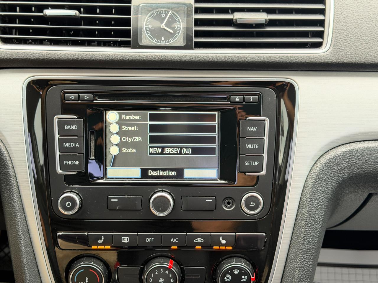 Volkswagen Passat 2.5L SE w/Sunroof & Nav 2013