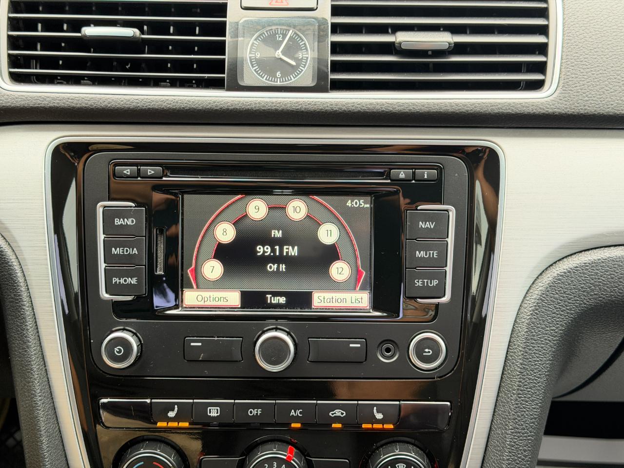 Volkswagen Passat 2.5L SE w/Sunroof & Nav 2013