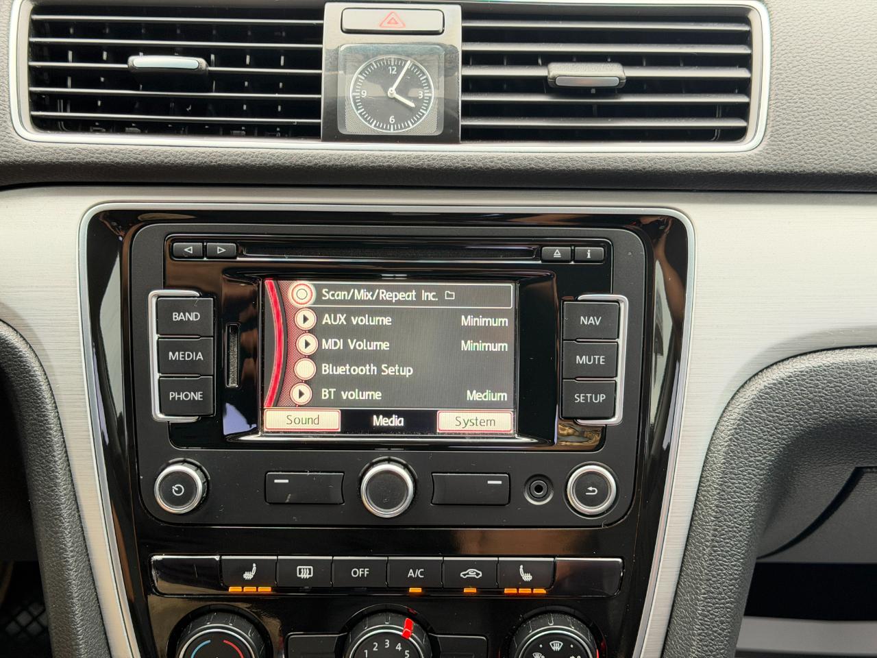 Volkswagen Passat 2.5L SE w/Sunroof & Nav 2013