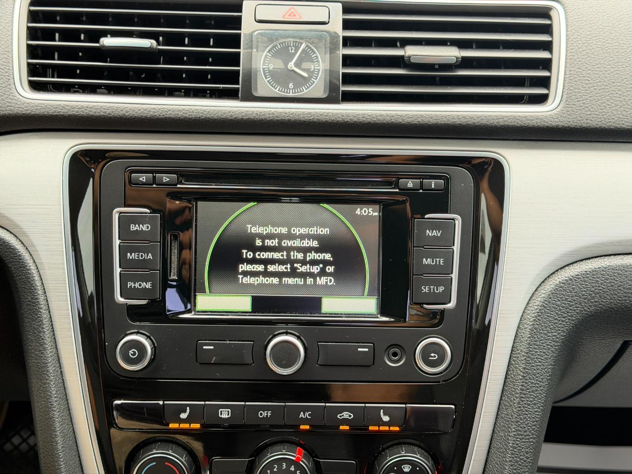 Volkswagen Passat 2.5L SE w/Sunroof & Nav 2013