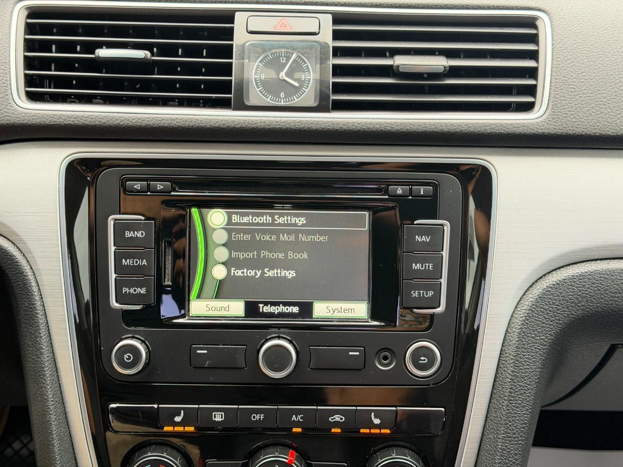 Volkswagen Passat 2.5L SE w/Sunroof & Nav 2013
