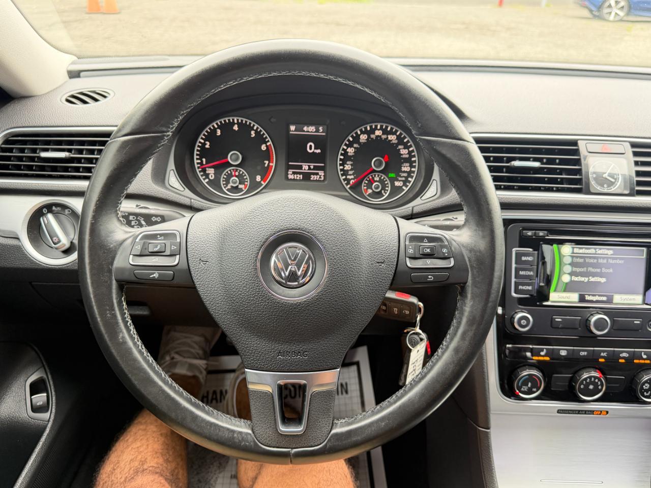 Volkswagen Passat 2.5L SE w/Sunroof & Nav 2013