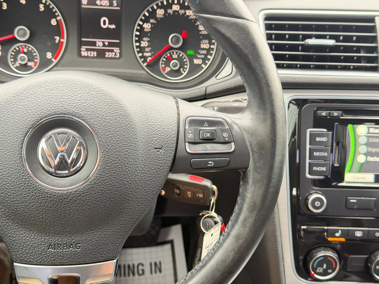 Volkswagen Passat 2.5L SE w/Sunroof & Nav 2013
