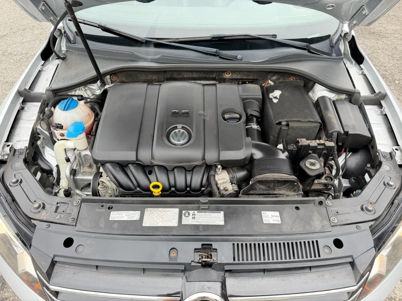 Volkswagen Passat 2.5L SE w/Sunroof & Nav 2013