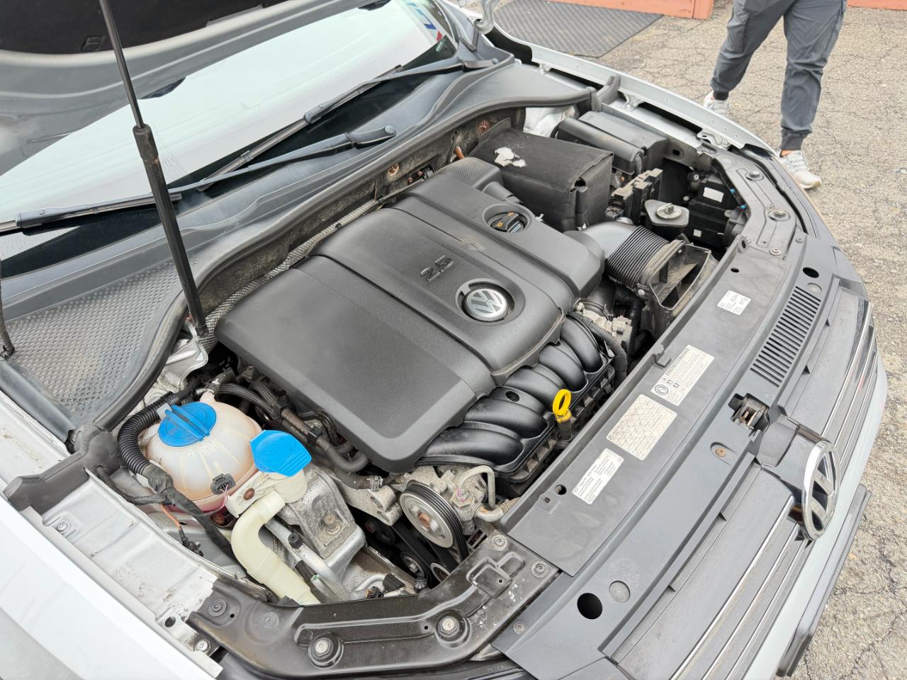 Volkswagen Passat 2.5L SE w/Sunroof & Nav 2013