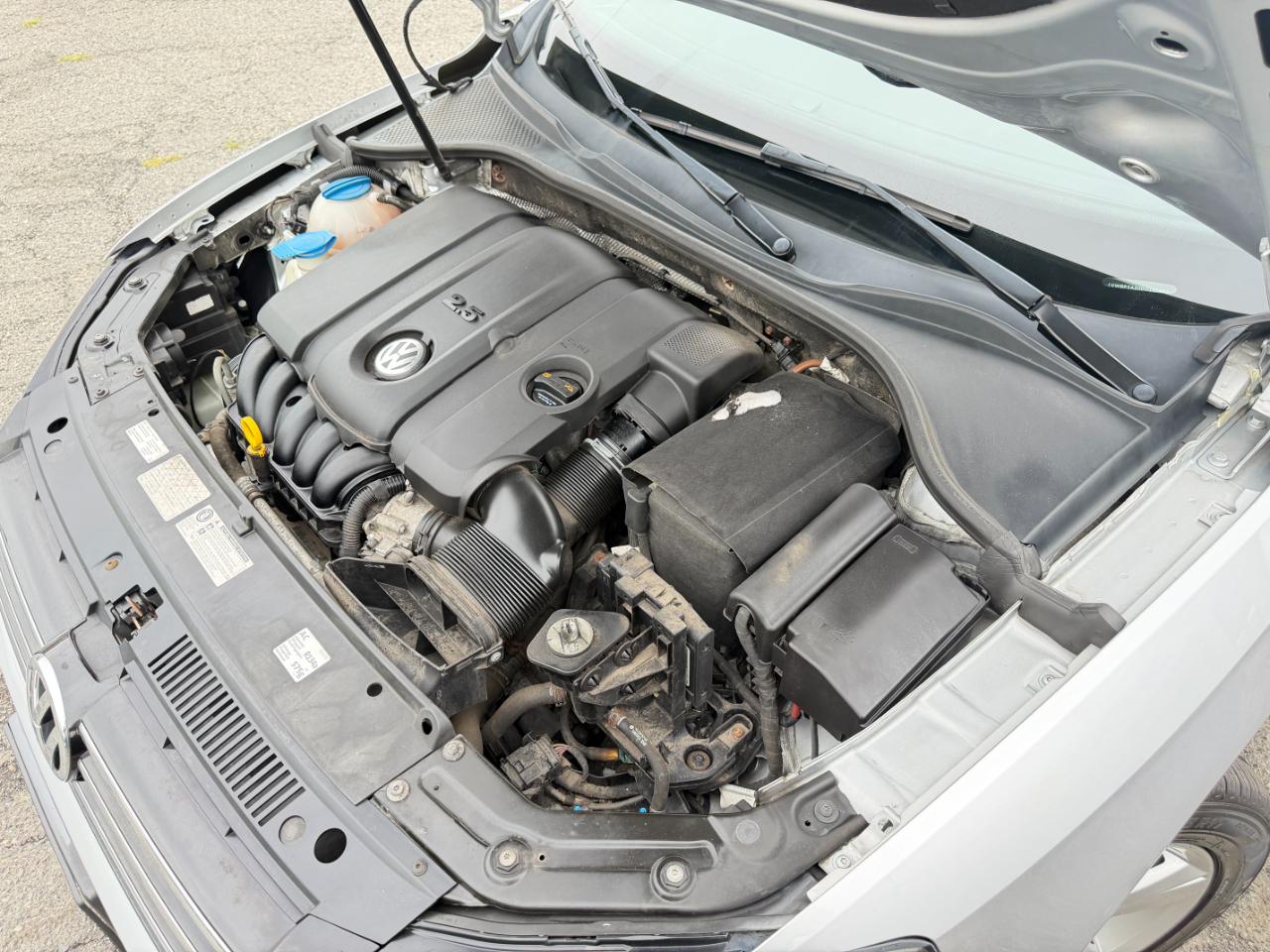 Volkswagen Passat 2.5L SE w/Sunroof & Nav 2013