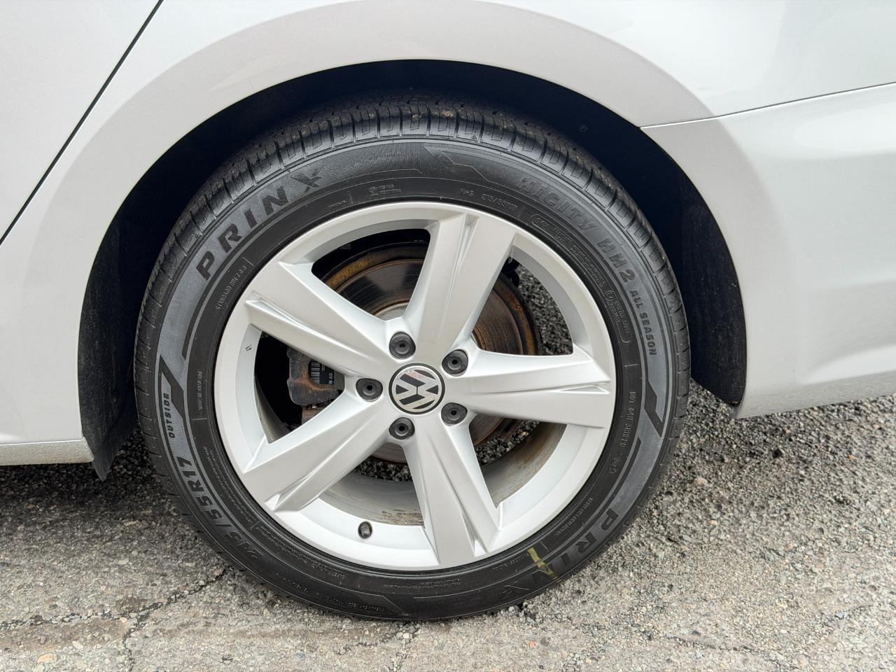 Volkswagen Passat 2.5L SE w/Sunroof & Nav 2013