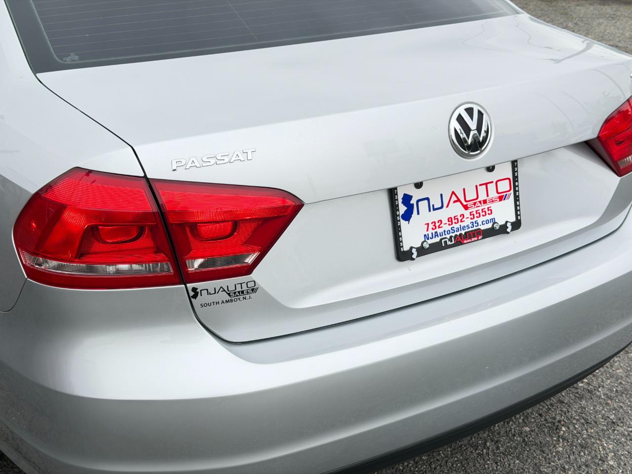 Volkswagen Passat 2.5L SE w/Sunroof & Nav 2013