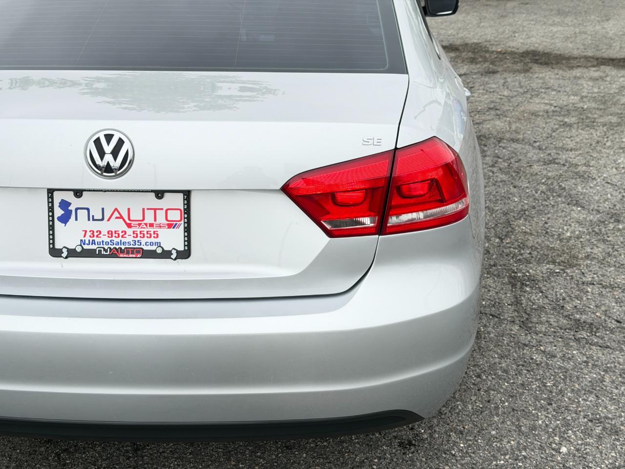 Volkswagen Passat 2.5L SE w/Sunroof & Nav 2013