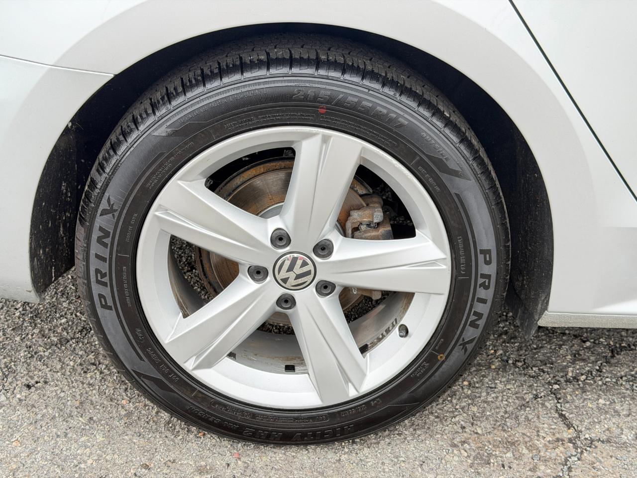 Volkswagen Passat 2.5L SE w/Sunroof & Nav 2013