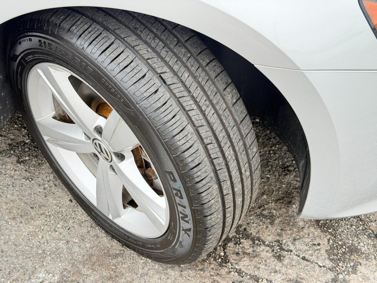 Volkswagen Passat 2.5L SE w/Sunroof & Nav 2013
