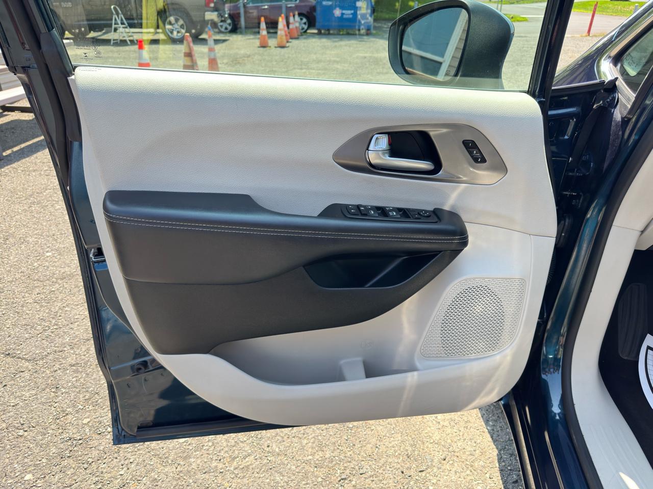 Chrysler Pacifica Touring L FWD 2023