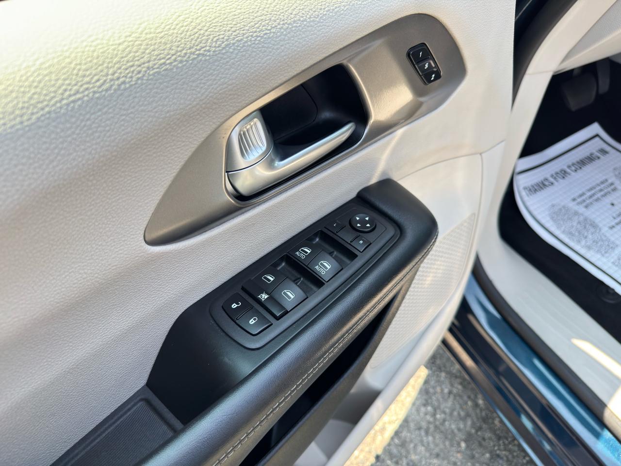 Chrysler Pacifica Touring L FWD 2023