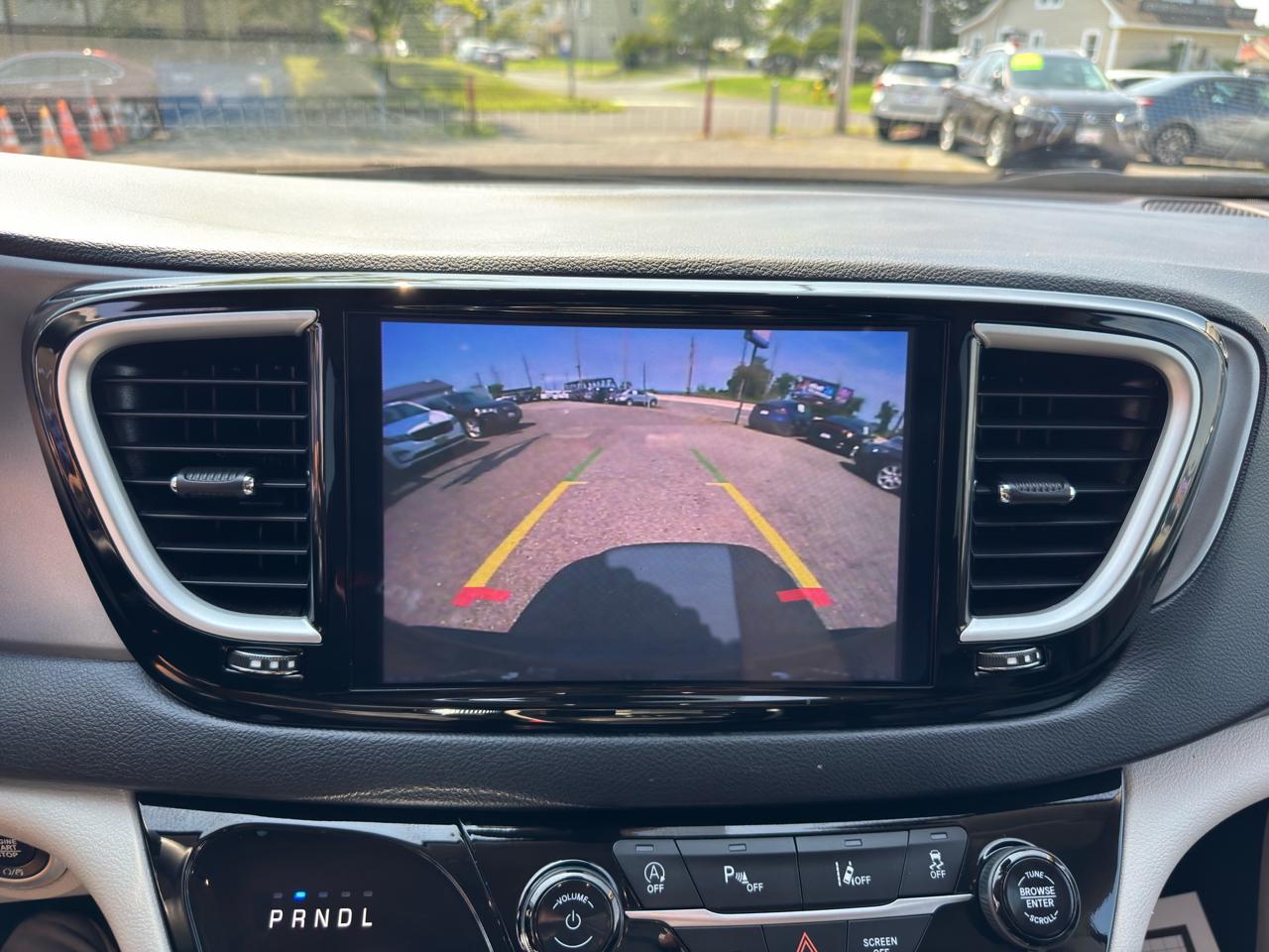 Chrysler Pacifica Touring L FWD 2023