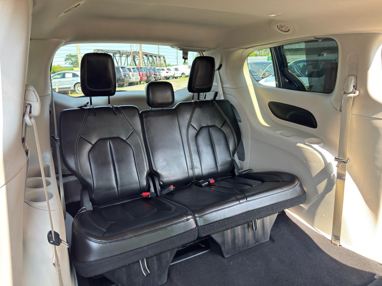 Chrysler Pacifica Touring L FWD 2023