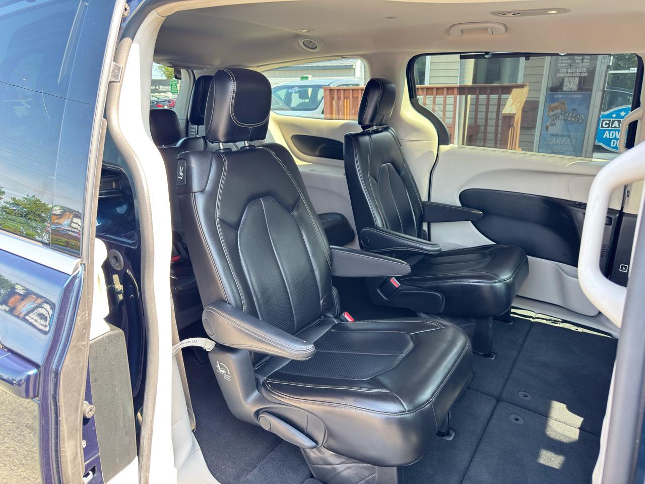 Chrysler Pacifica Touring L FWD 2023