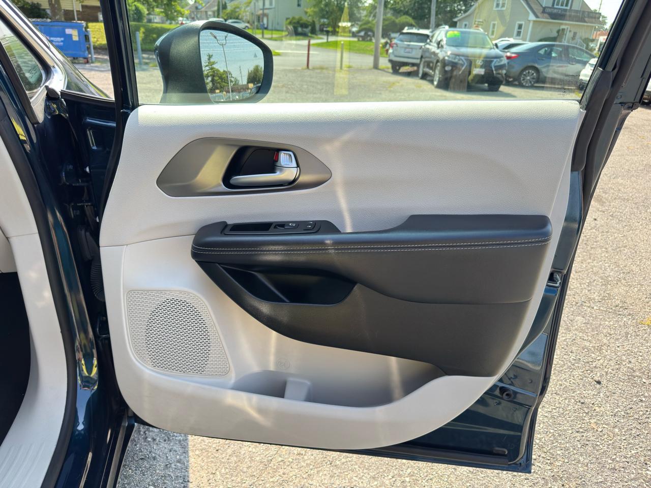 Chrysler Pacifica Touring L FWD 2023