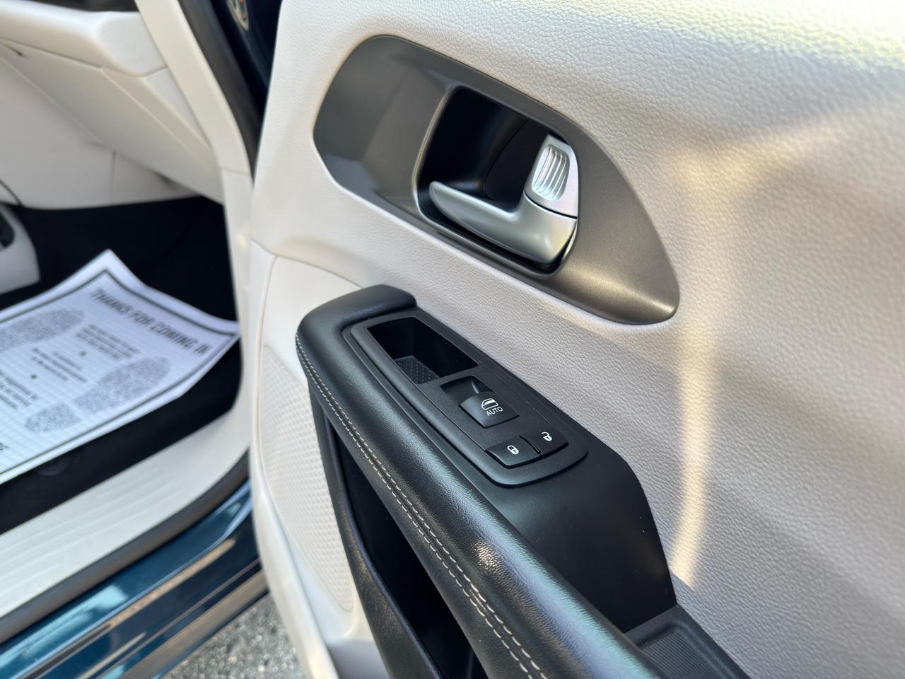 Chrysler Pacifica Touring L FWD 2023