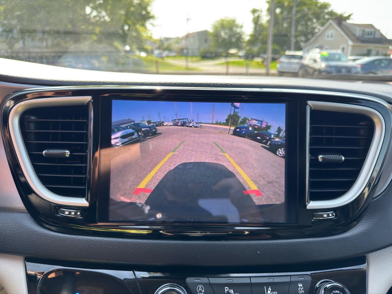 Chrysler Pacifica Touring L FWD 2023