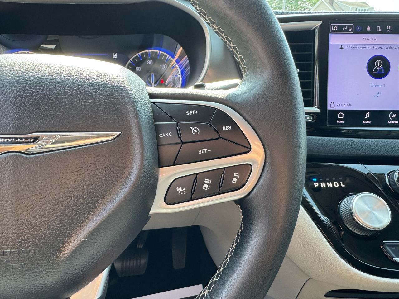 Chrysler Pacifica Touring L FWD 2023