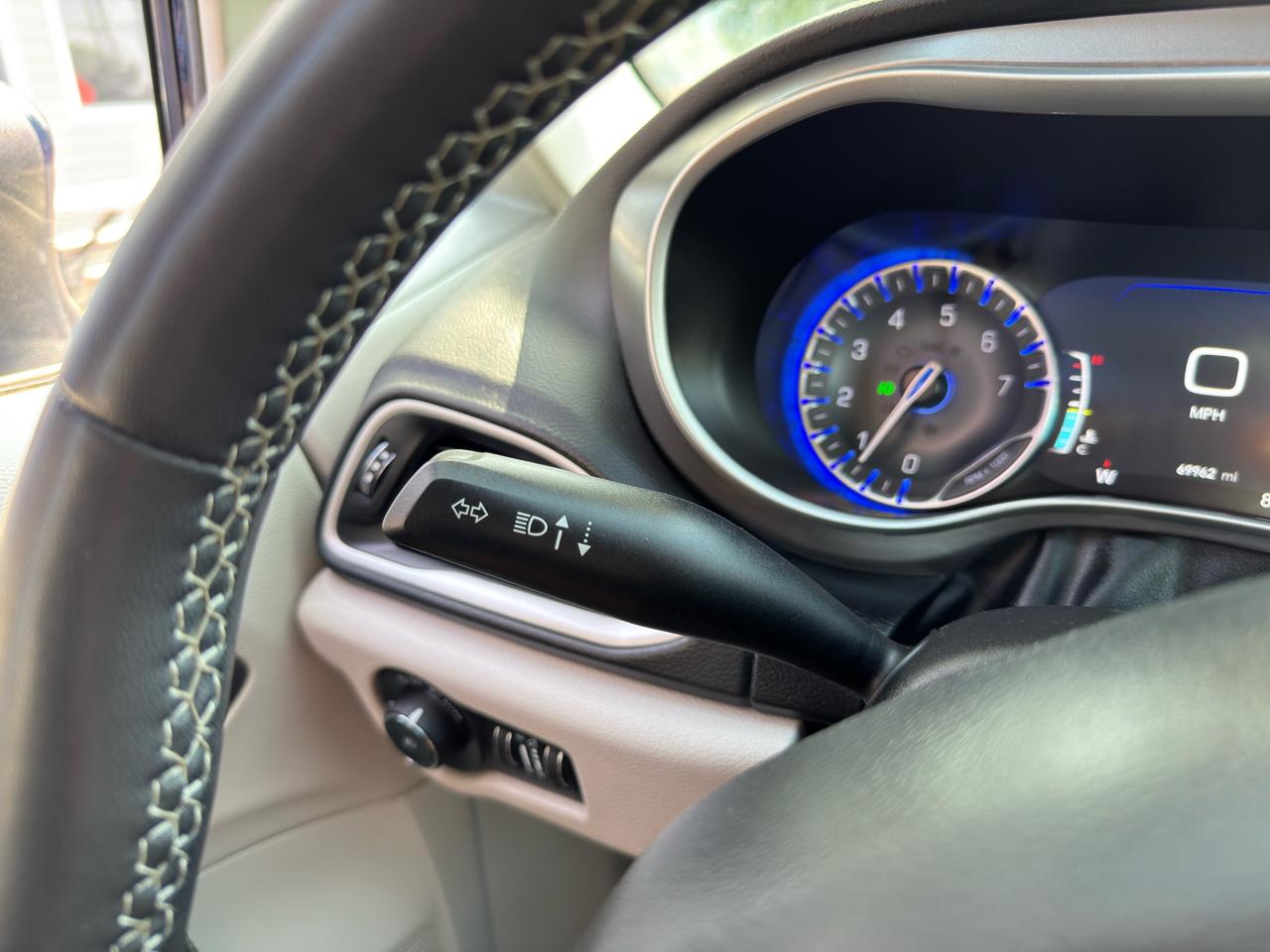 Chrysler Pacifica Touring L FWD 2023