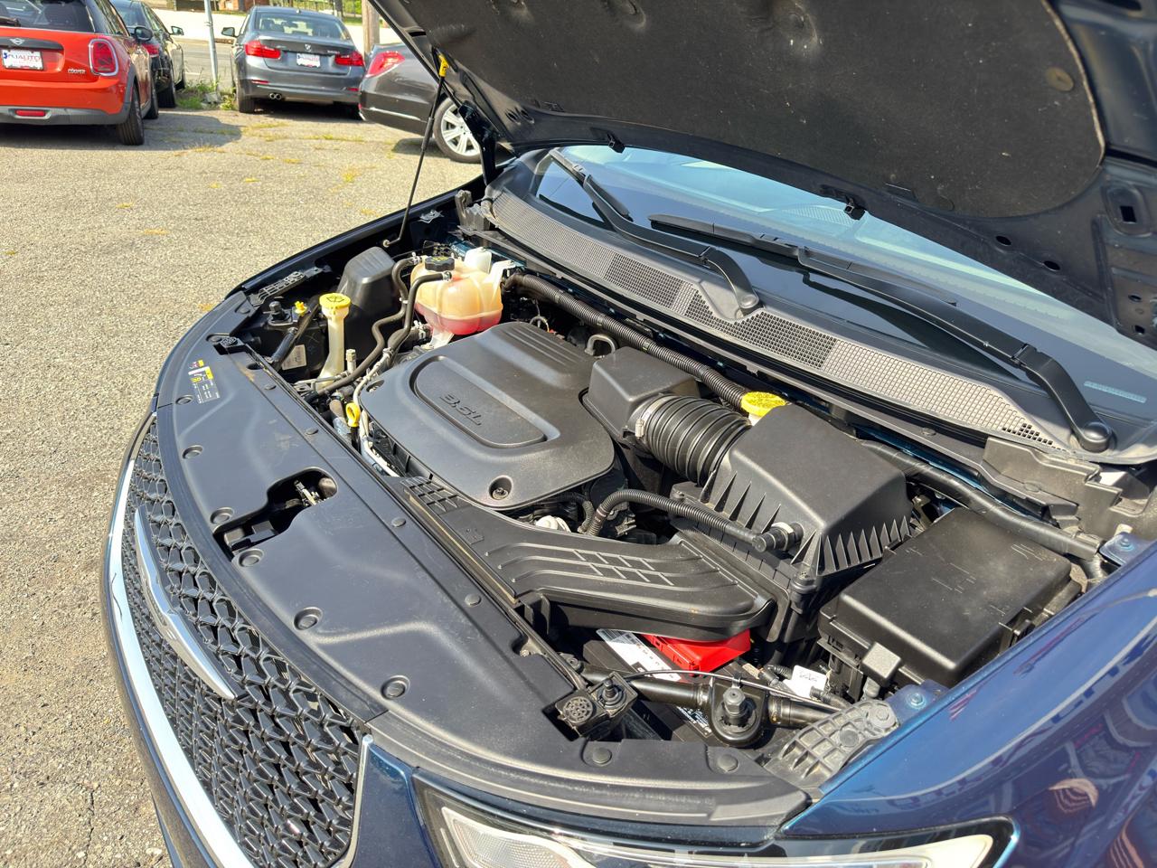 Chrysler Pacifica Touring L FWD 2023