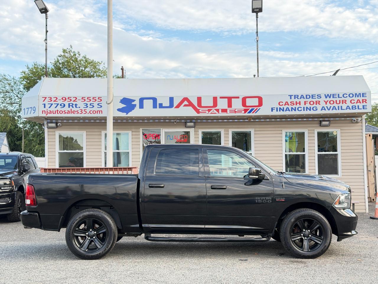 RAM 1500 4WD Crew Cab 140.5" Sport 2016