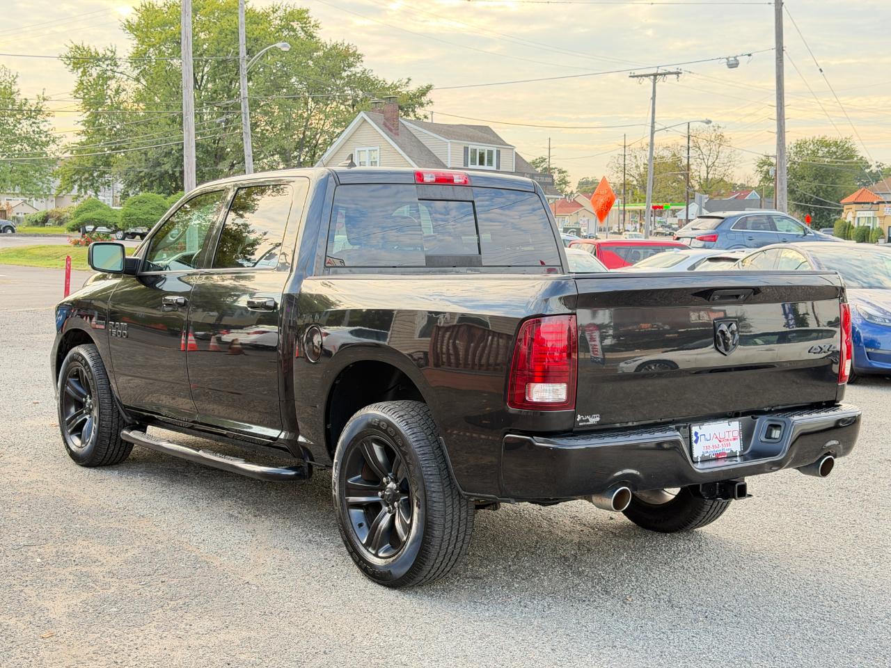 RAM 1500 4WD Crew Cab 140.5" Sport 2016