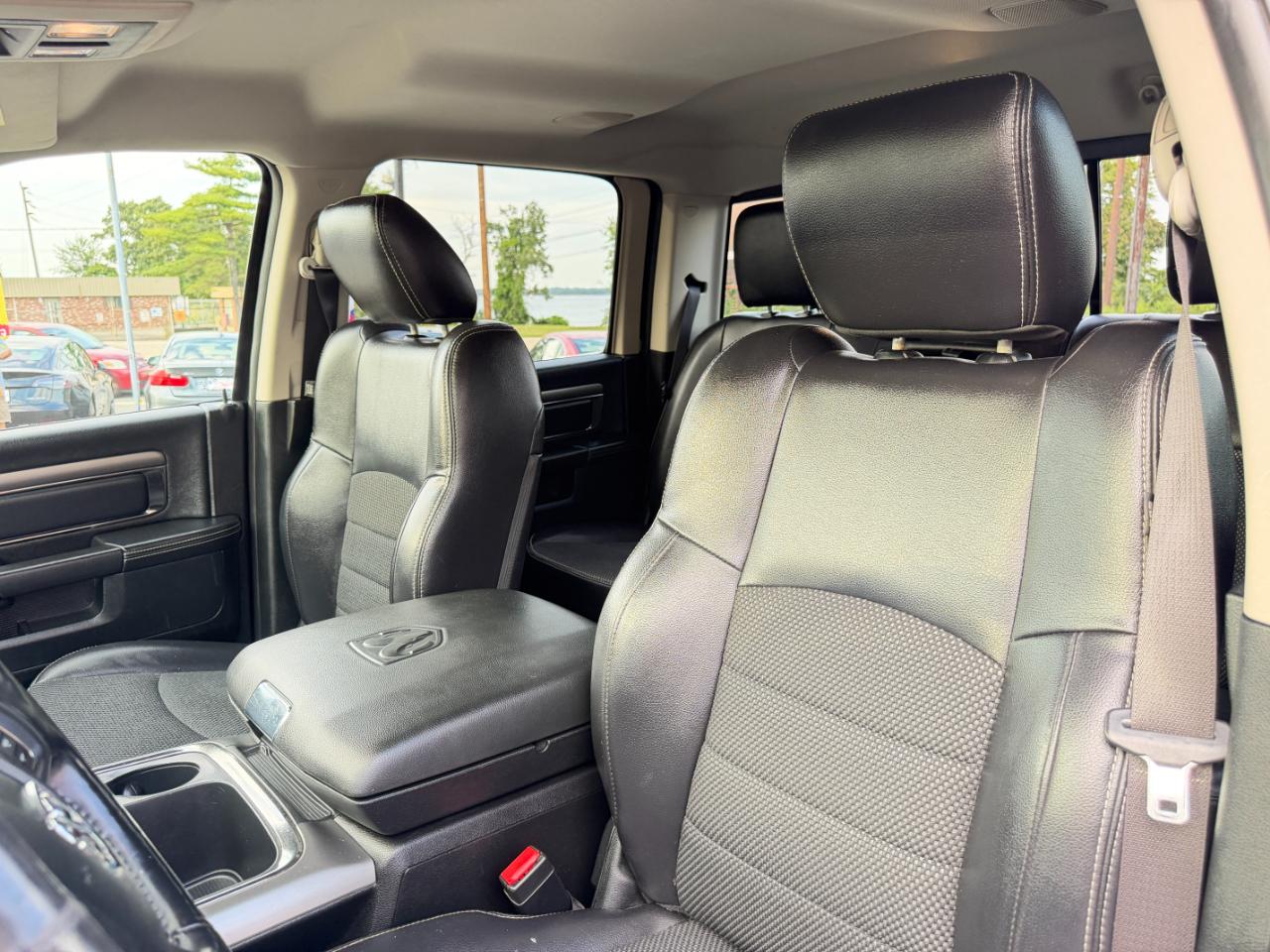 RAM 1500 4WD Crew Cab 140.5" Sport 2016