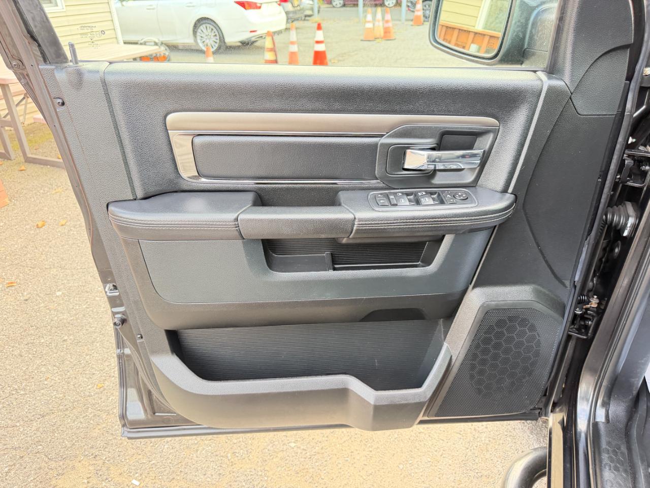 RAM 1500 4WD Crew Cab 140.5" Sport 2016