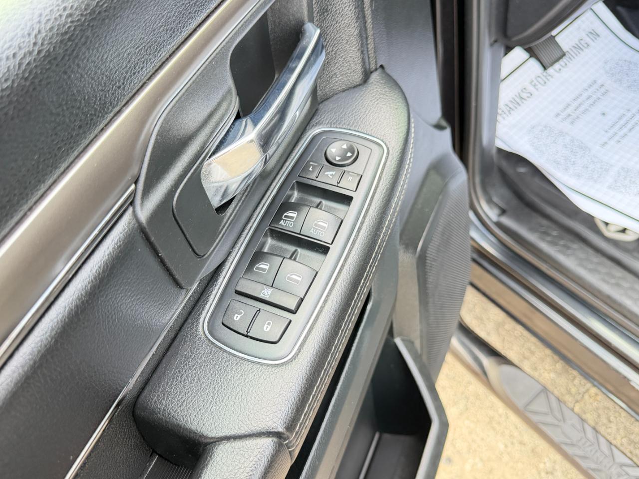RAM 1500 4WD Crew Cab 140.5" Sport 2016