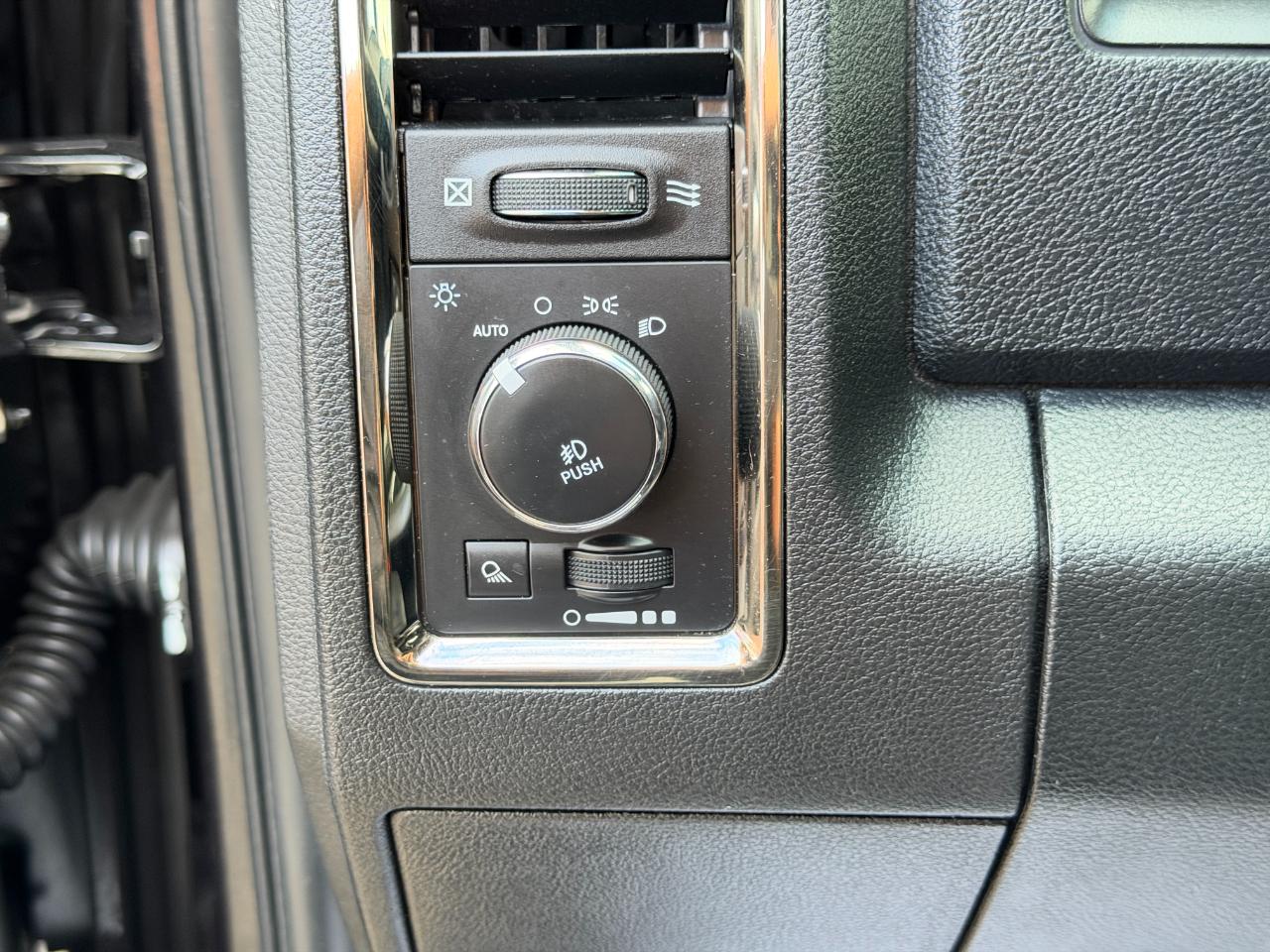 RAM 1500 4WD Crew Cab 140.5" Sport 2016