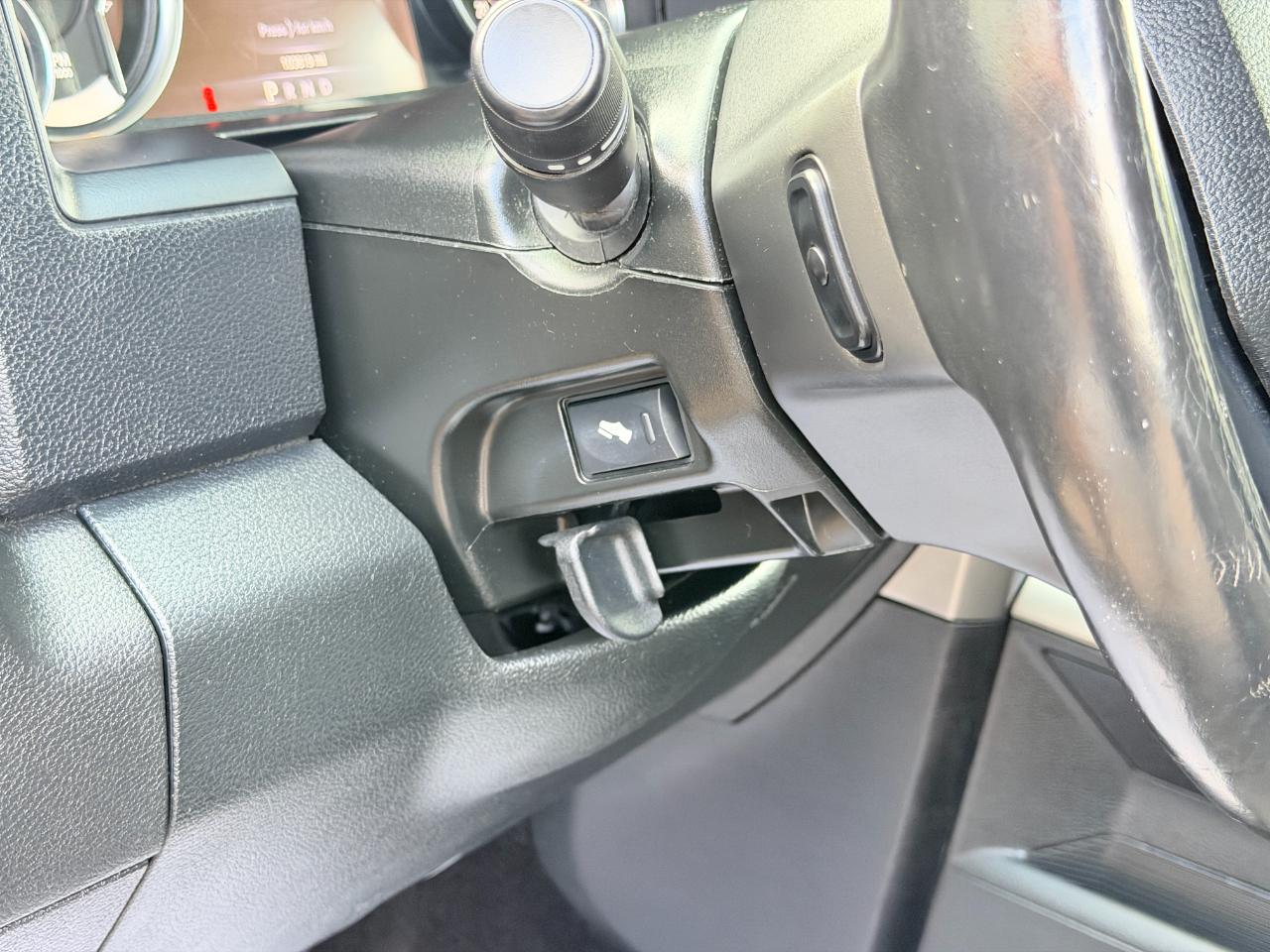 RAM 1500 4WD Crew Cab 140.5" Sport 2016