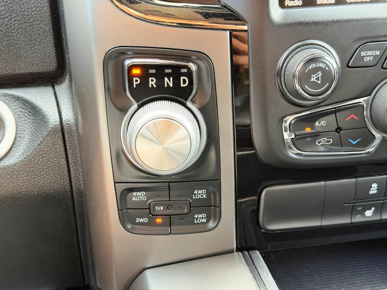 RAM 1500 4WD Crew Cab 140.5" Sport 2016