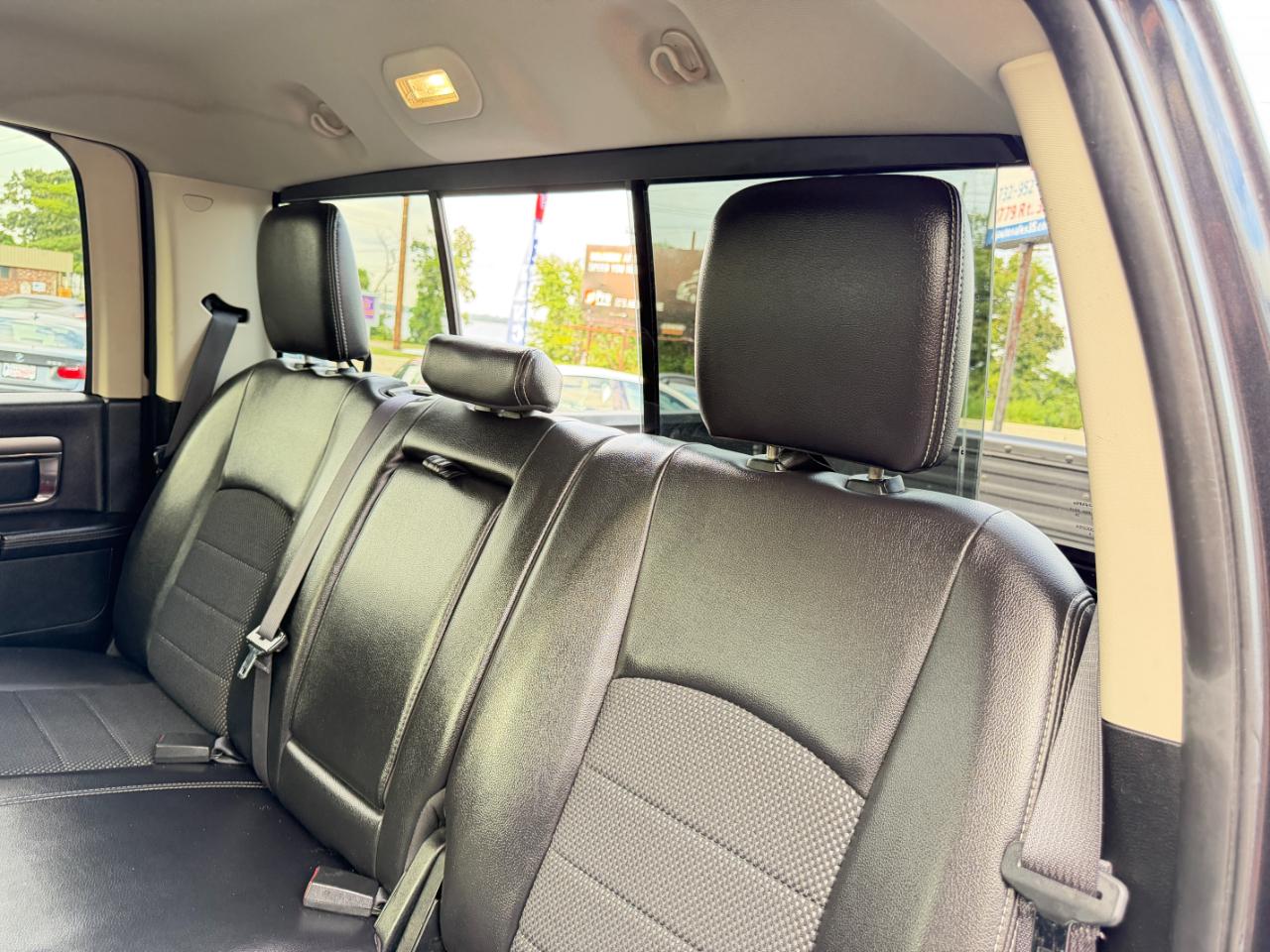 RAM 1500 4WD Crew Cab 140.5" Sport 2016