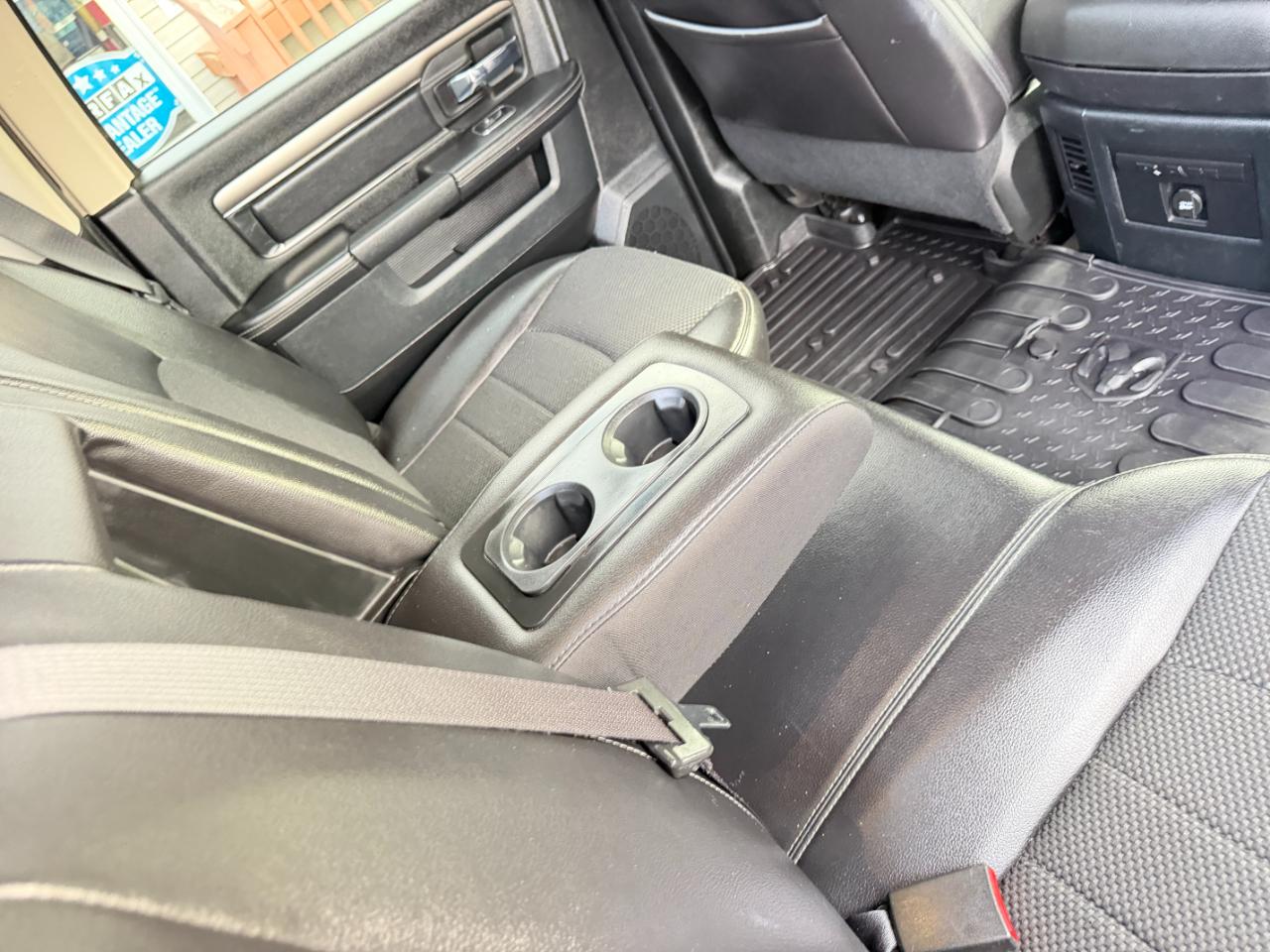 RAM 1500 4WD Crew Cab 140.5" Sport 2016
