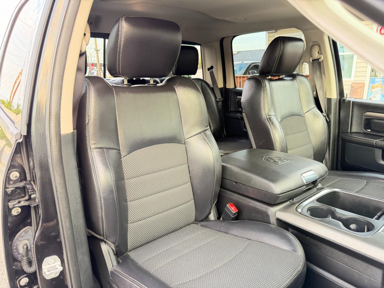 RAM 1500 4WD Crew Cab 140.5" Sport 2016