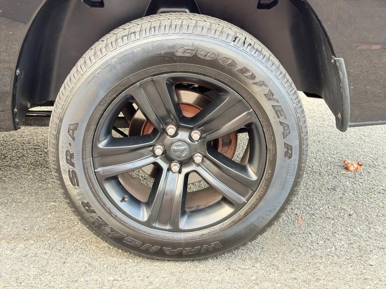 RAM 1500 4WD Crew Cab 140.5" Sport 2016