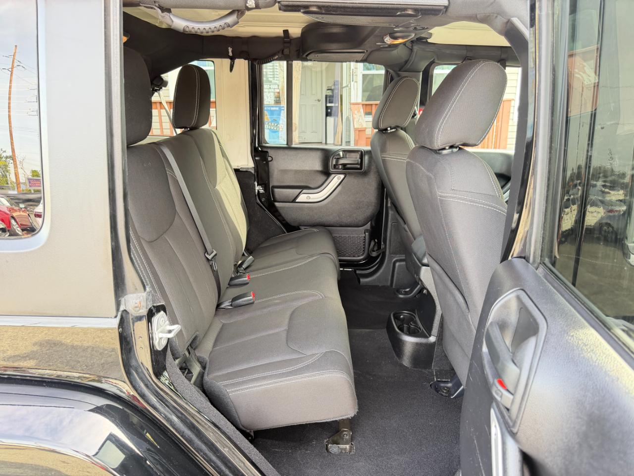Jeep Wrangler Unlimited 4WD 4dr Sahara 2016