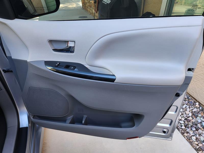 Toyota Sienna FWD 7-Passenger V6 2014