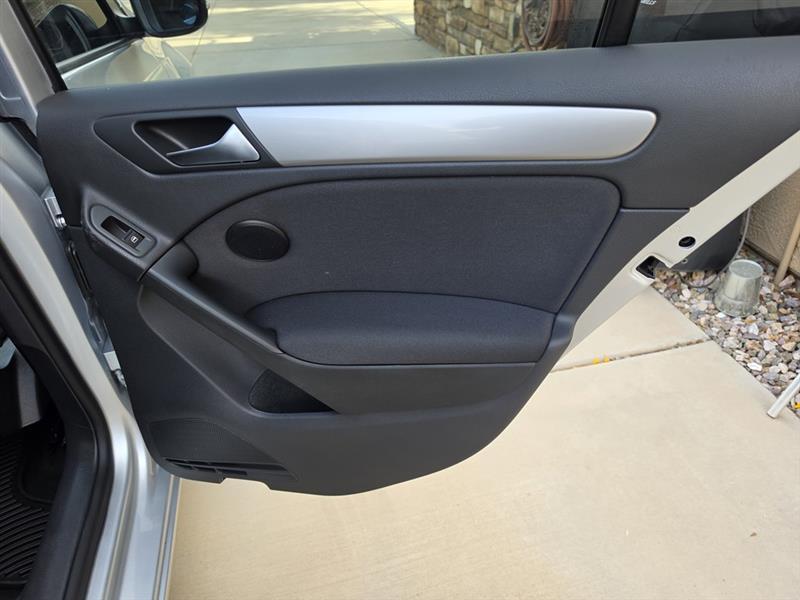 Volkswagen Golf 2.5L Conv & Sunroof 4 Door PZEV 2012