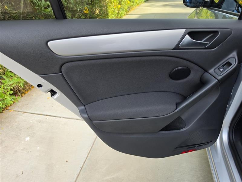 Volkswagen Golf 2.5L Conv & Sunroof 4 Door PZEV 2012