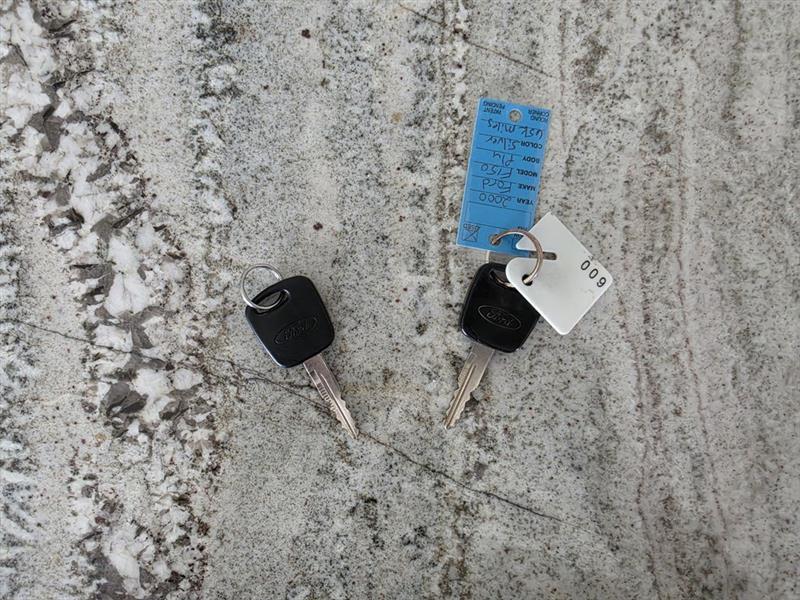 Ford F-150 XL Reg. Cab Long Bed 2WD 2000