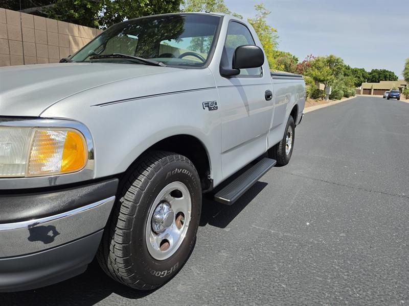 Ford F-150 XL Reg. Cab Short Bed 2WD 2000