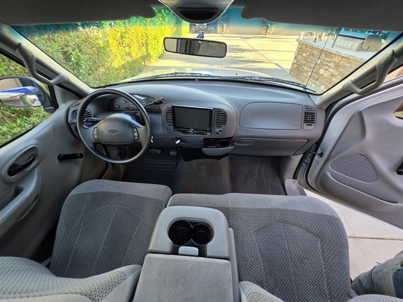 Ford F-150 XL Reg. Cab Short Bed 2WD 2000