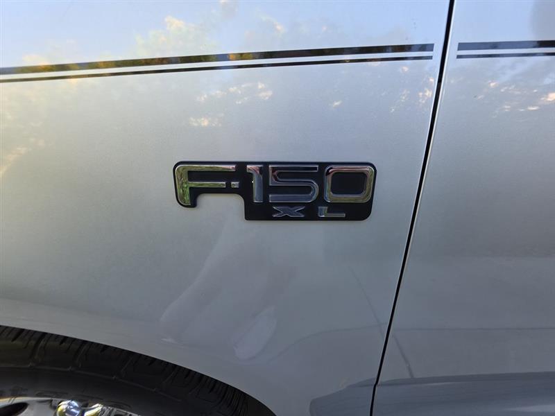 Ford F-150 XL Reg. Cab Short Bed 2WD 2000