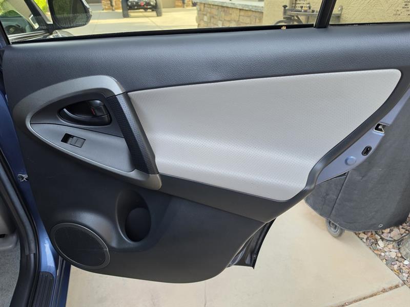 Toyota RAV4 Limited V6 4WD 2010