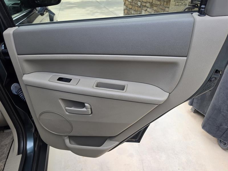 Jeep Grand Cherokee Laredo 2WD 2005