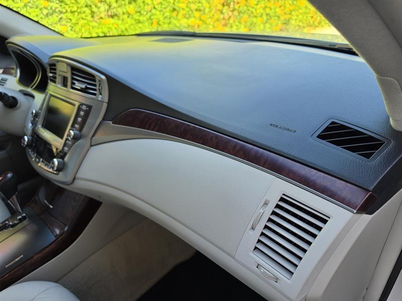 Toyota Avalon  2011
