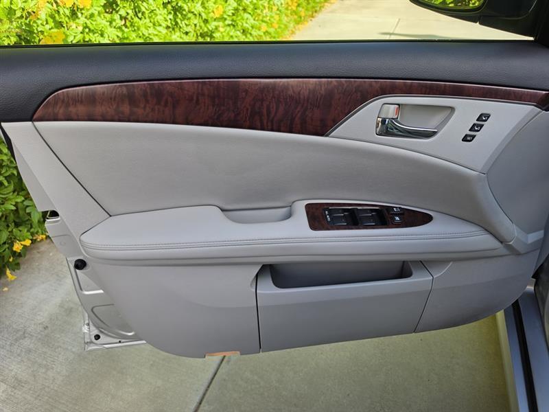 Toyota Avalon  2011